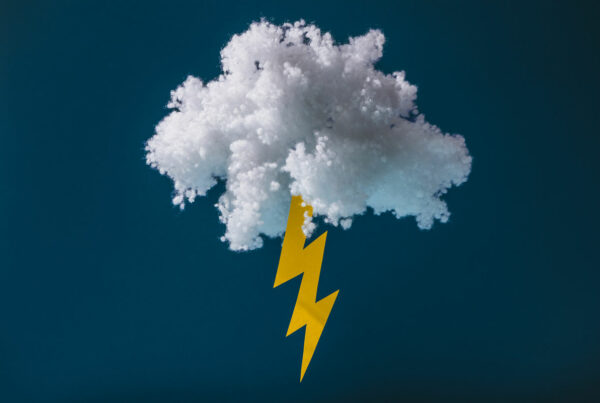 A fluffy cotton cloud with lightning bolt represents the technical challenges of Oracle EBS to cloud migration.